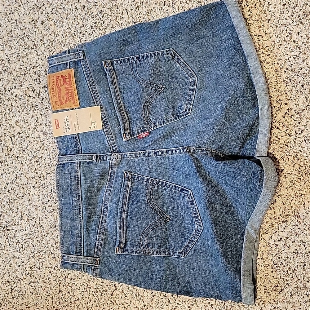 Womens Levis Shorts NWT!!!